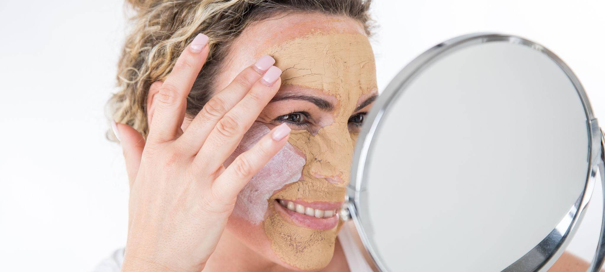 Eine Frau trägt Gesichtsmasken auf