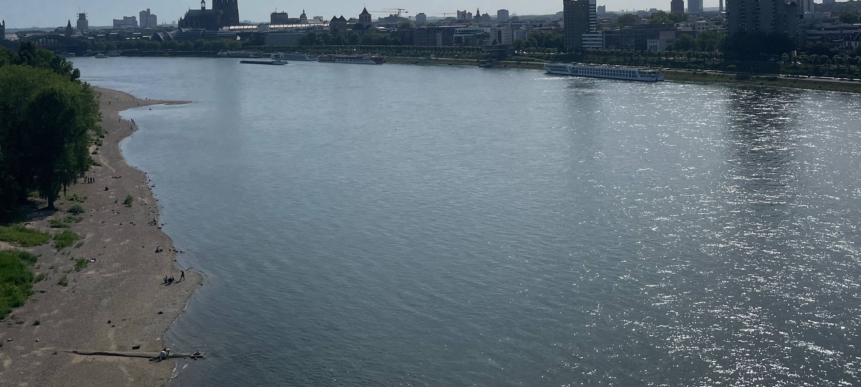 Gewässeraufsicht kontrolliert Industrieabwasser