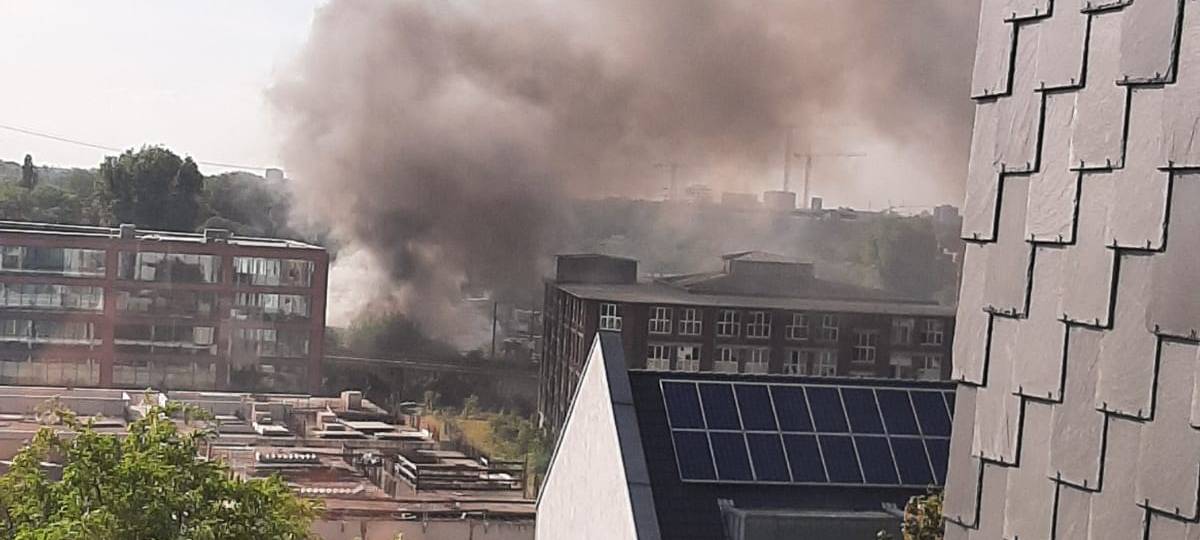 Dach einer leerstehende Halle in Brand geraten