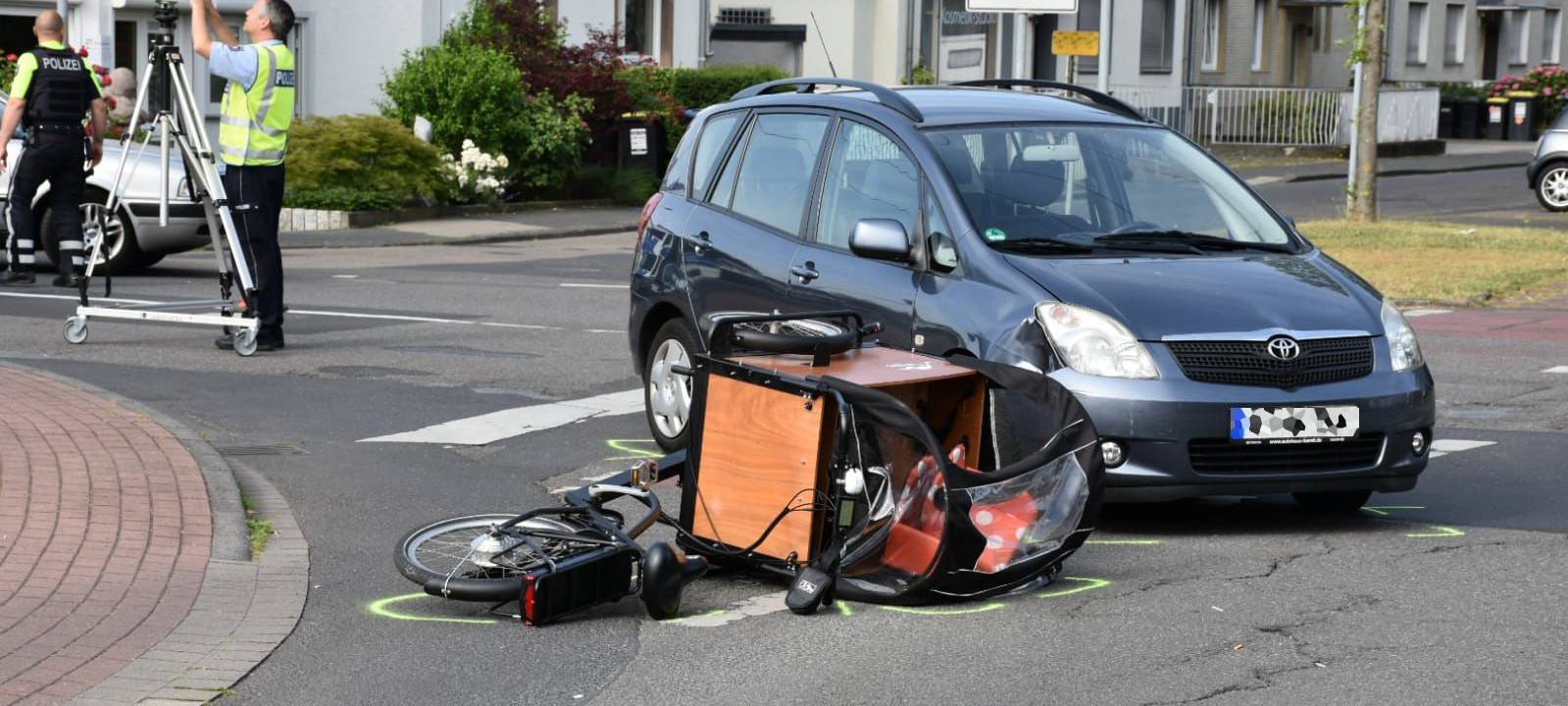 Verkehrsunfall: Radfahrer von Auto erfasst