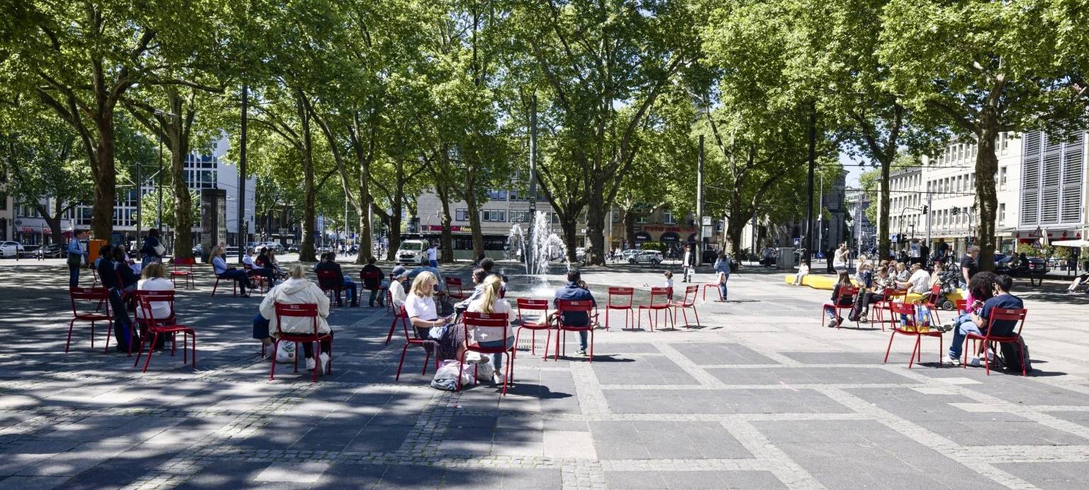 100 rote Stühle auf dem Neumarkt