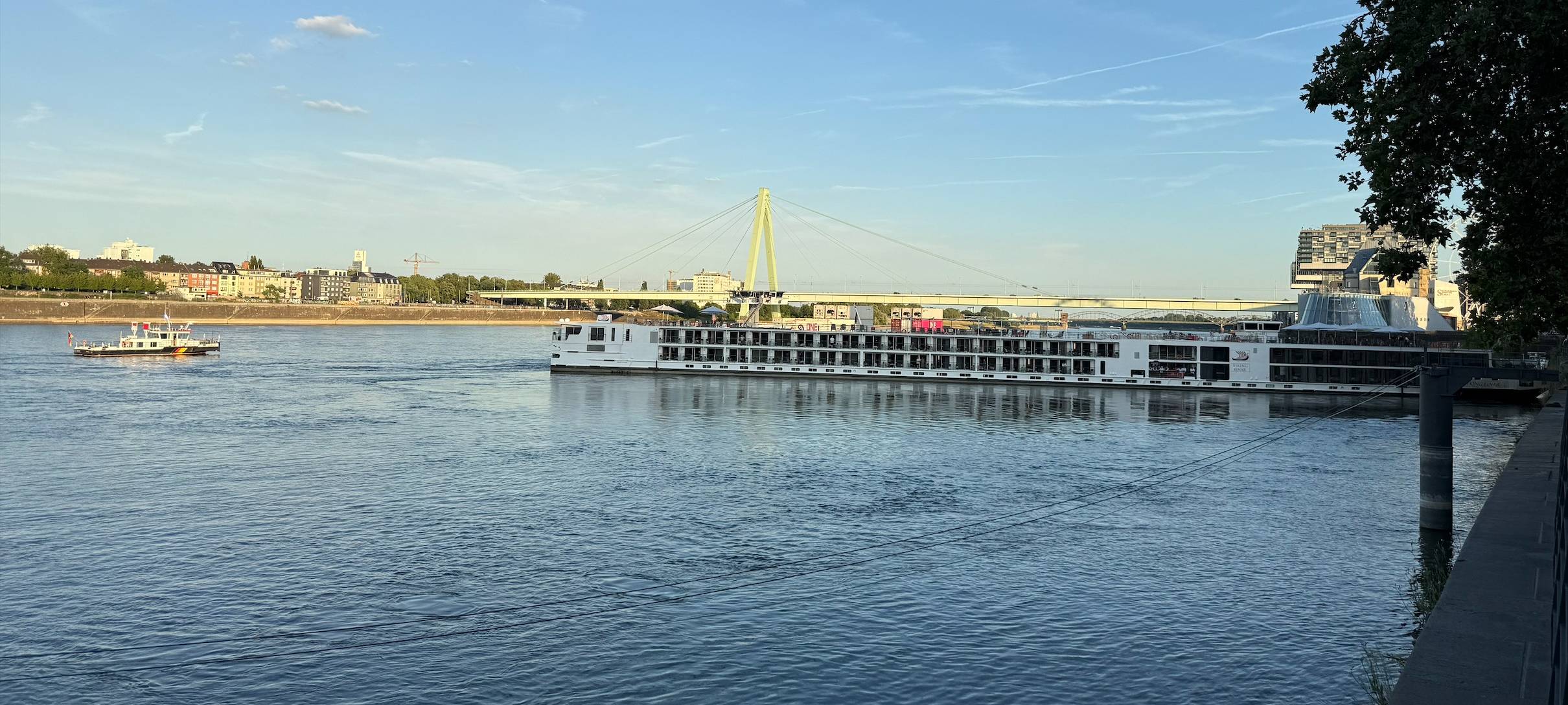 Havariertes Passagierschiff im Kölner Rhein wieder frei