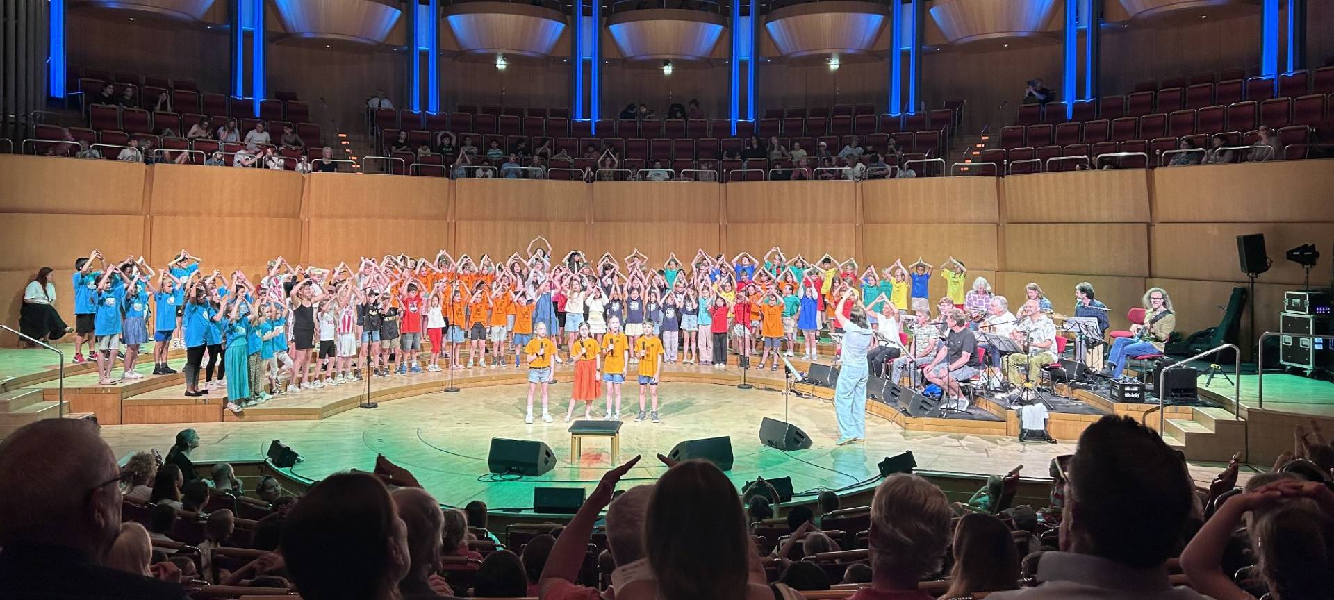 Kölner Schülerinnen und Schüler singen mit den Bläck Fööss