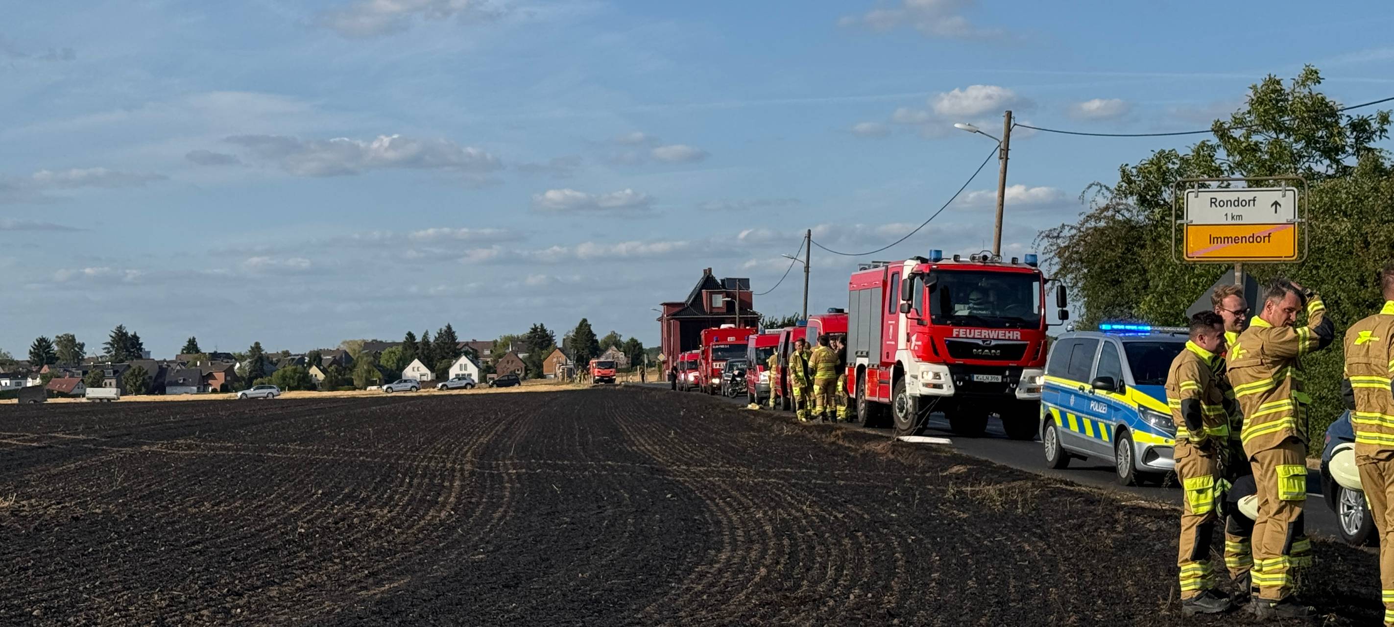 Feuer auf Feld: Feuerwehrmann verletzt