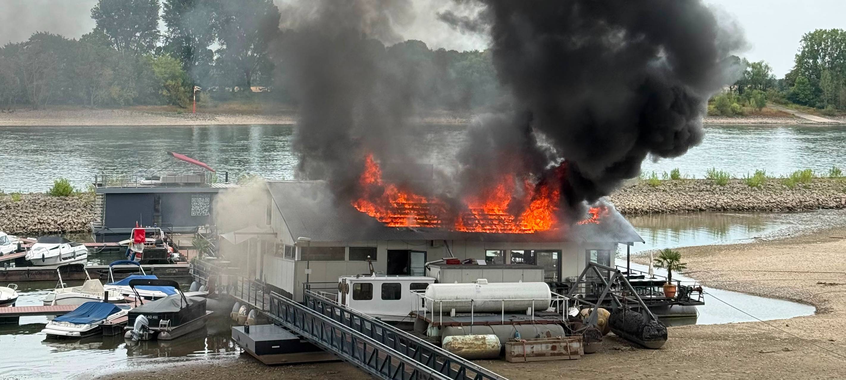 Feuer am Rhein - Sürther Bootshaus in Flammen
