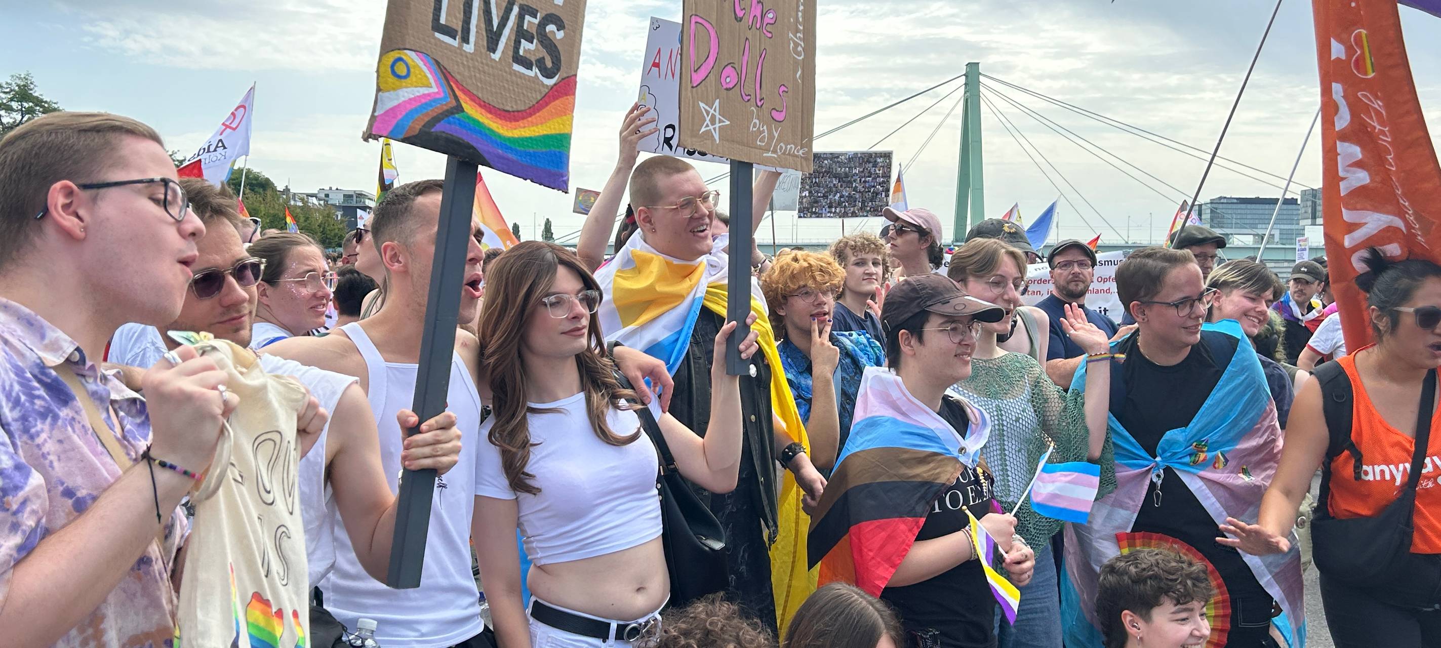 Tausende Menschen beim Queer March