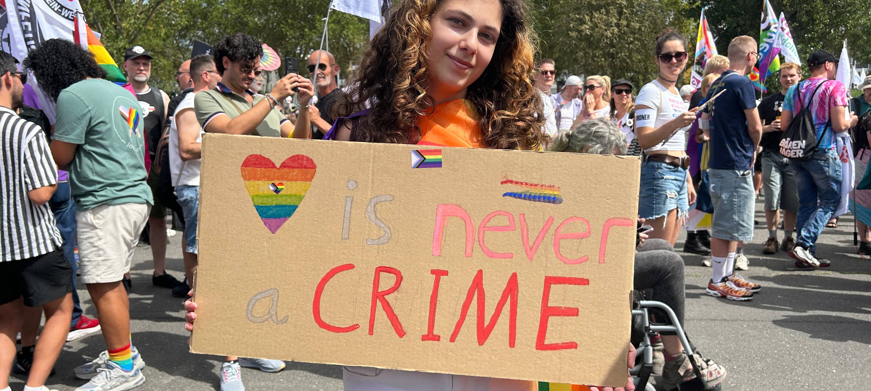 Tausende Menschen beim Queer March