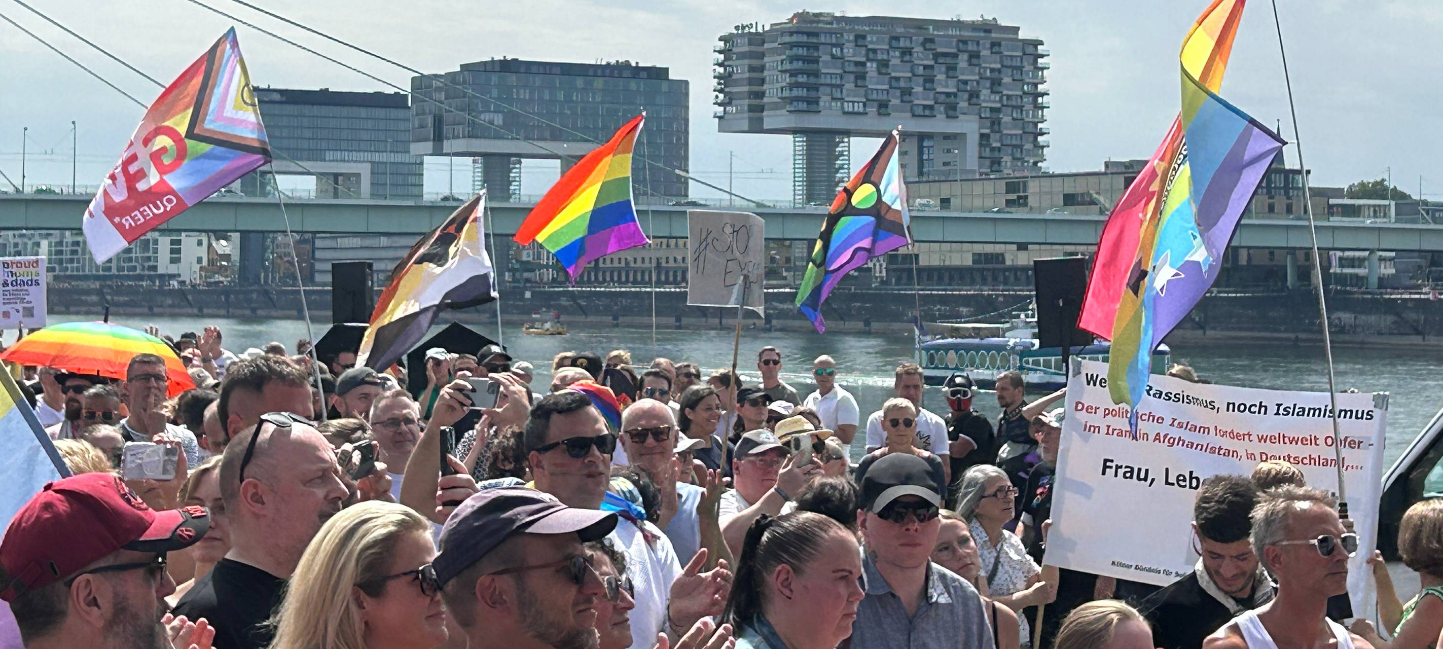 Tausende Menschen beim Queer March