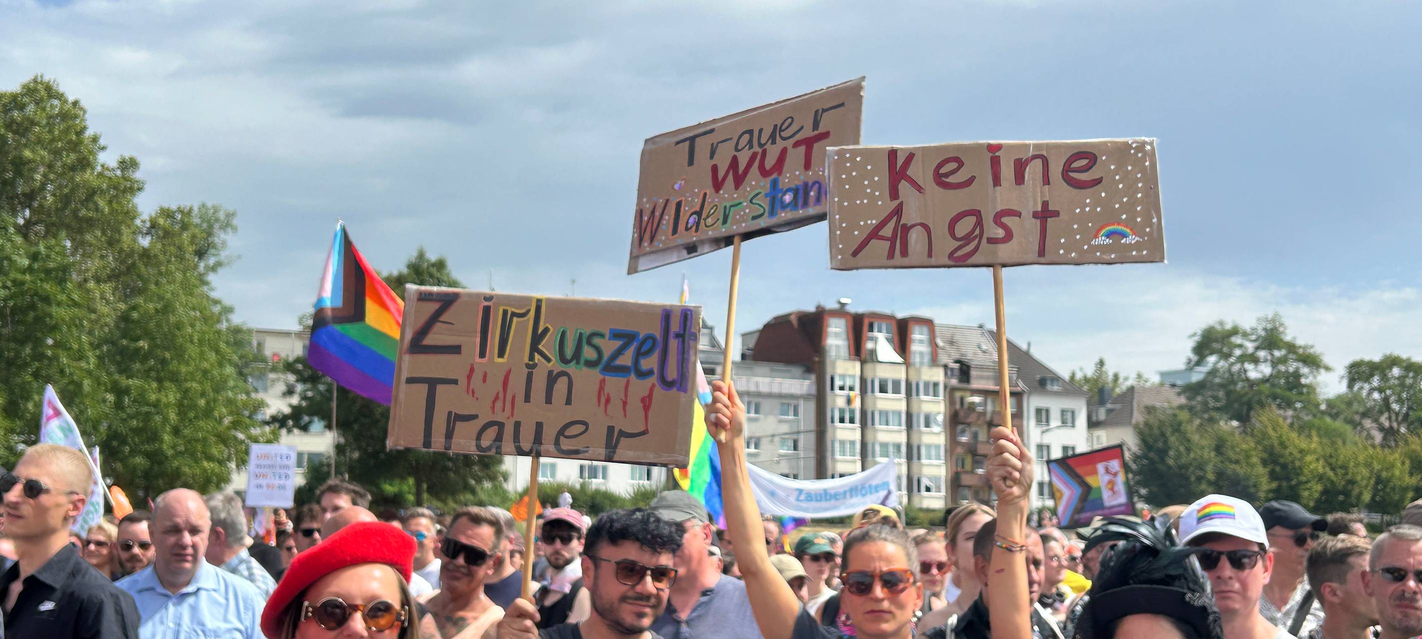 Tausende Menschen beim Queer March