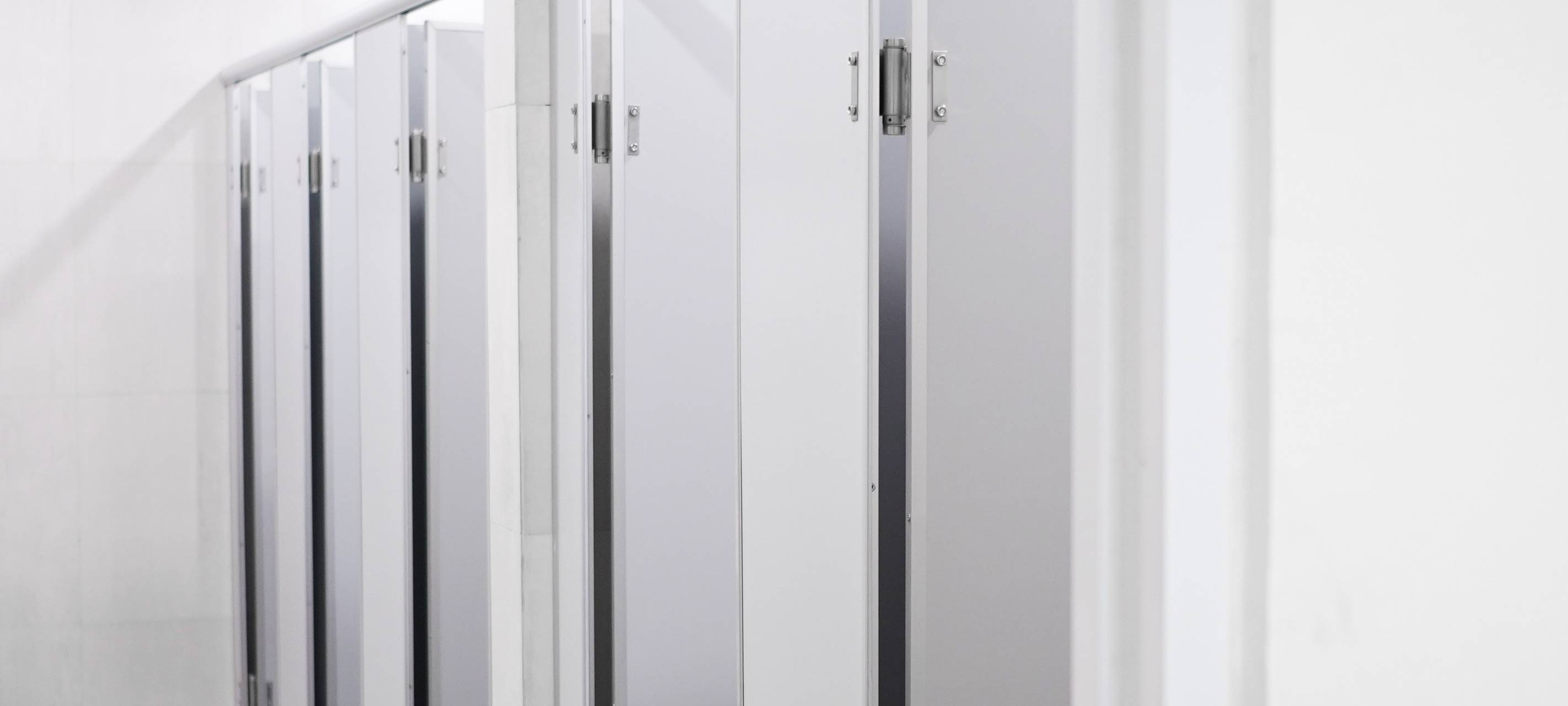 Verdreckte und kaputte Toiletten in Porz