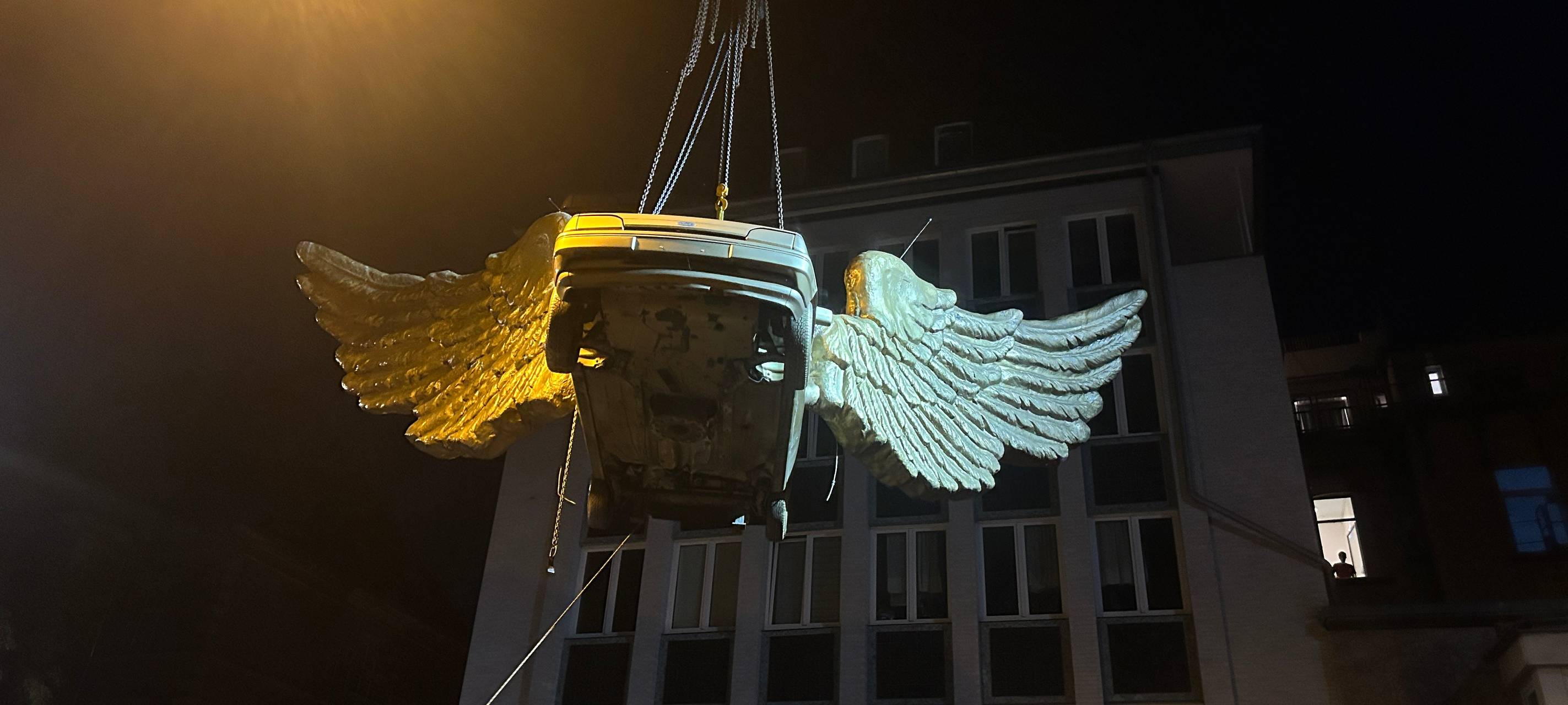 Flügelauto vom Zeughaus abmontiert