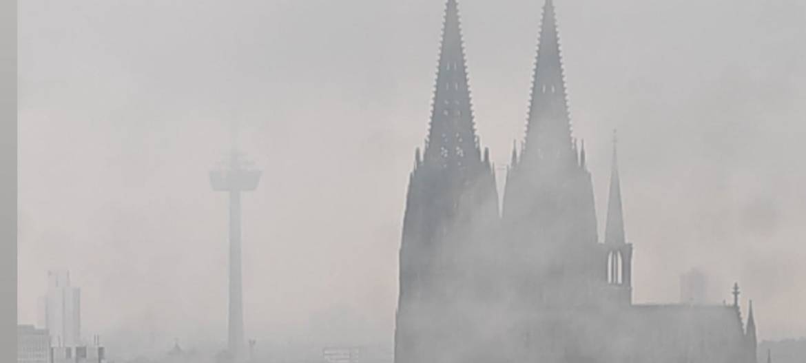Brandgeruch und Rauchwolke über Köln