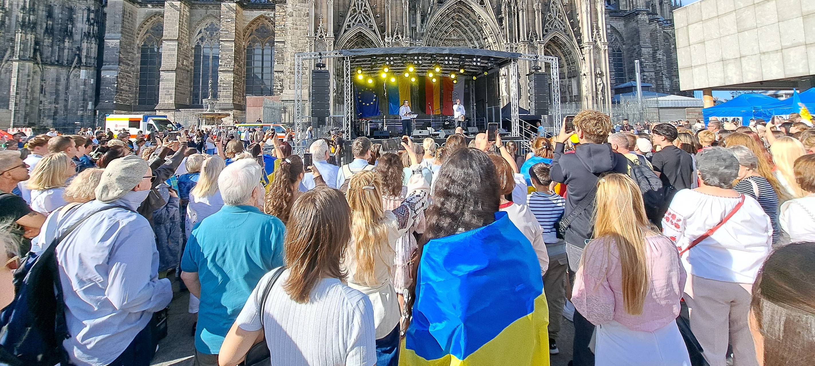 Ukraine: Menschenkette rund um den Kölner Dom