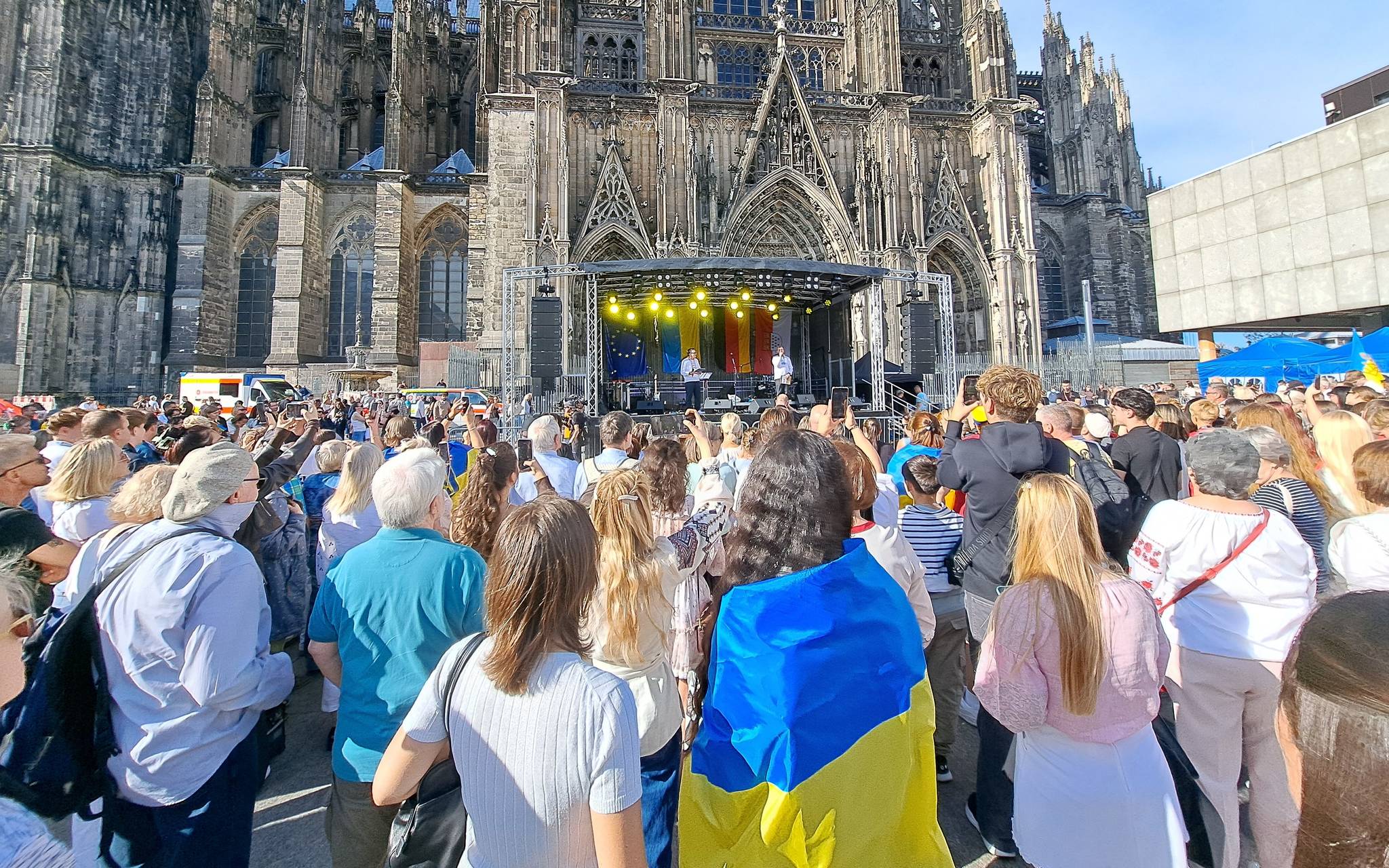 Ukraine: Menschenkette rund um den Kölner Dom