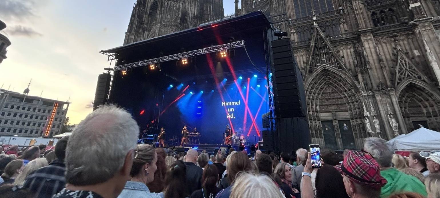 Brings feiert 35 Jahre vor dem Kölner Dom