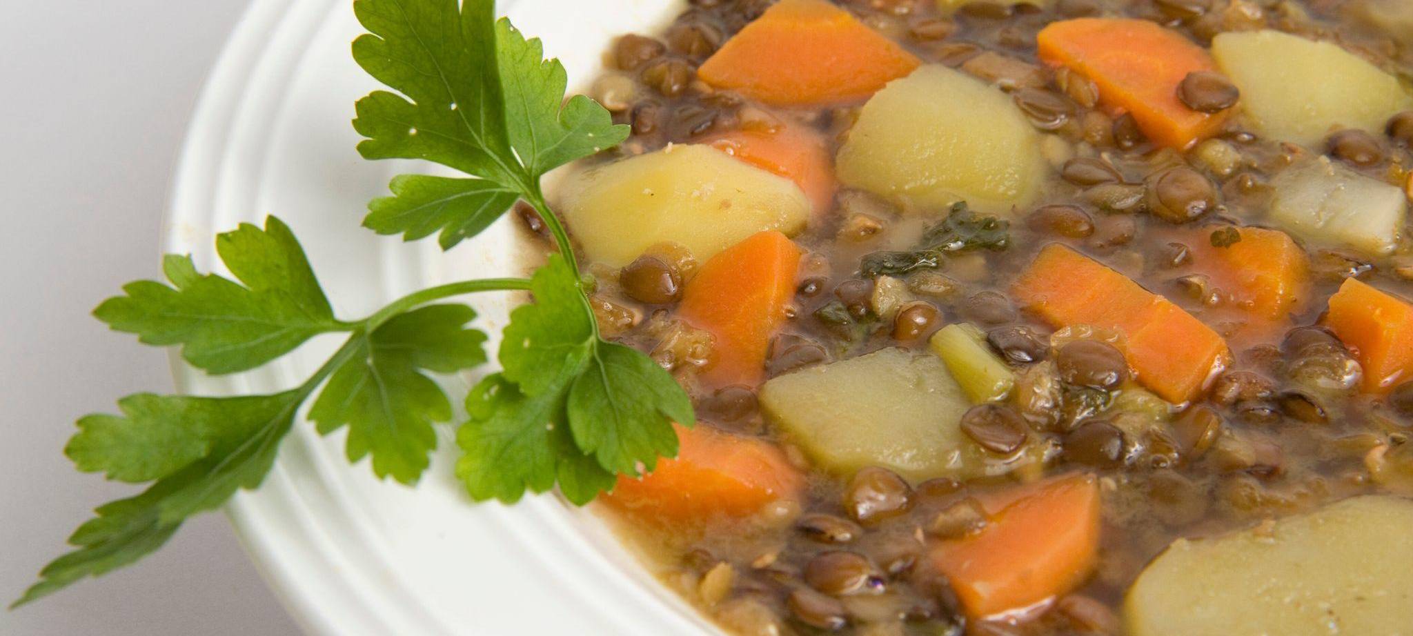Ein Teller mit Linsensuppe