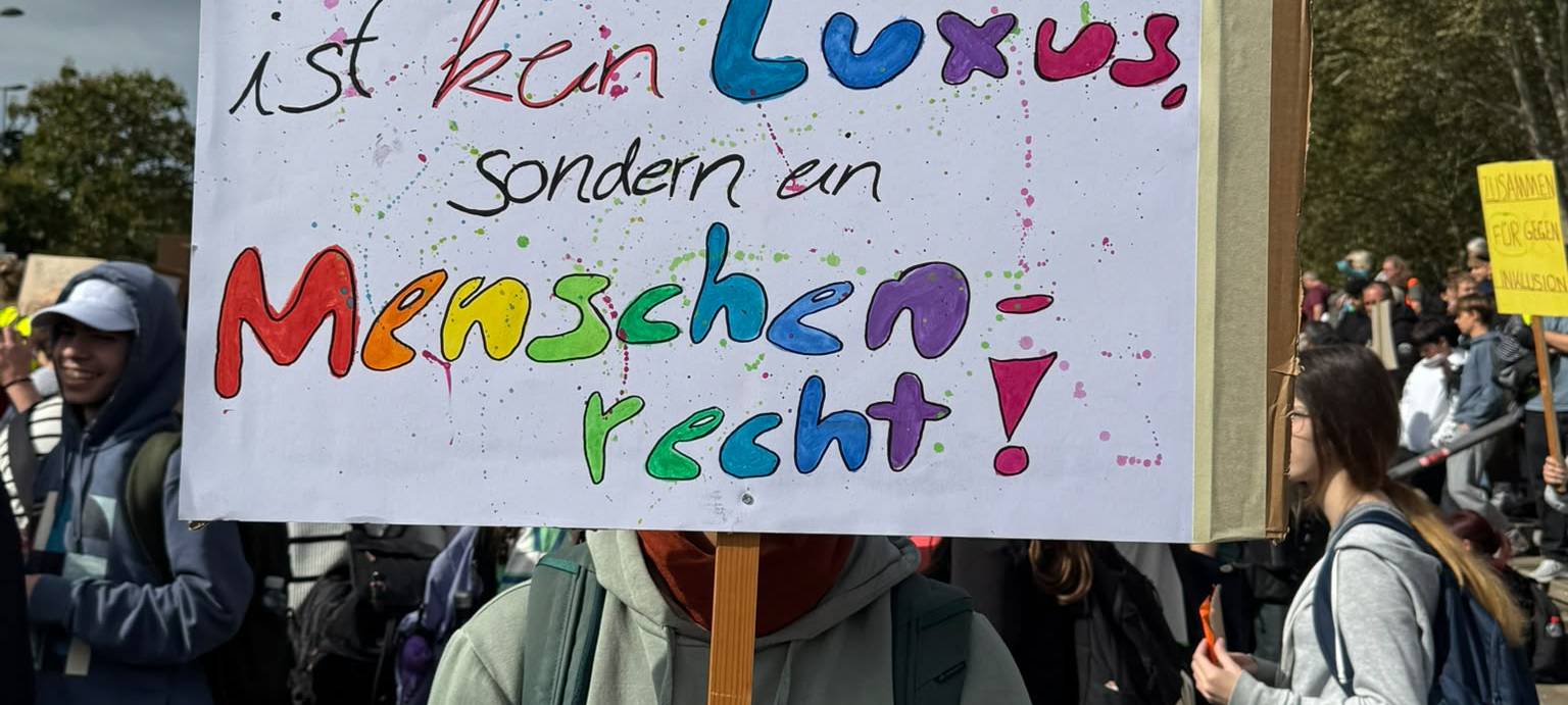 Gesamtschule Holweide demonstriert für Inklusion