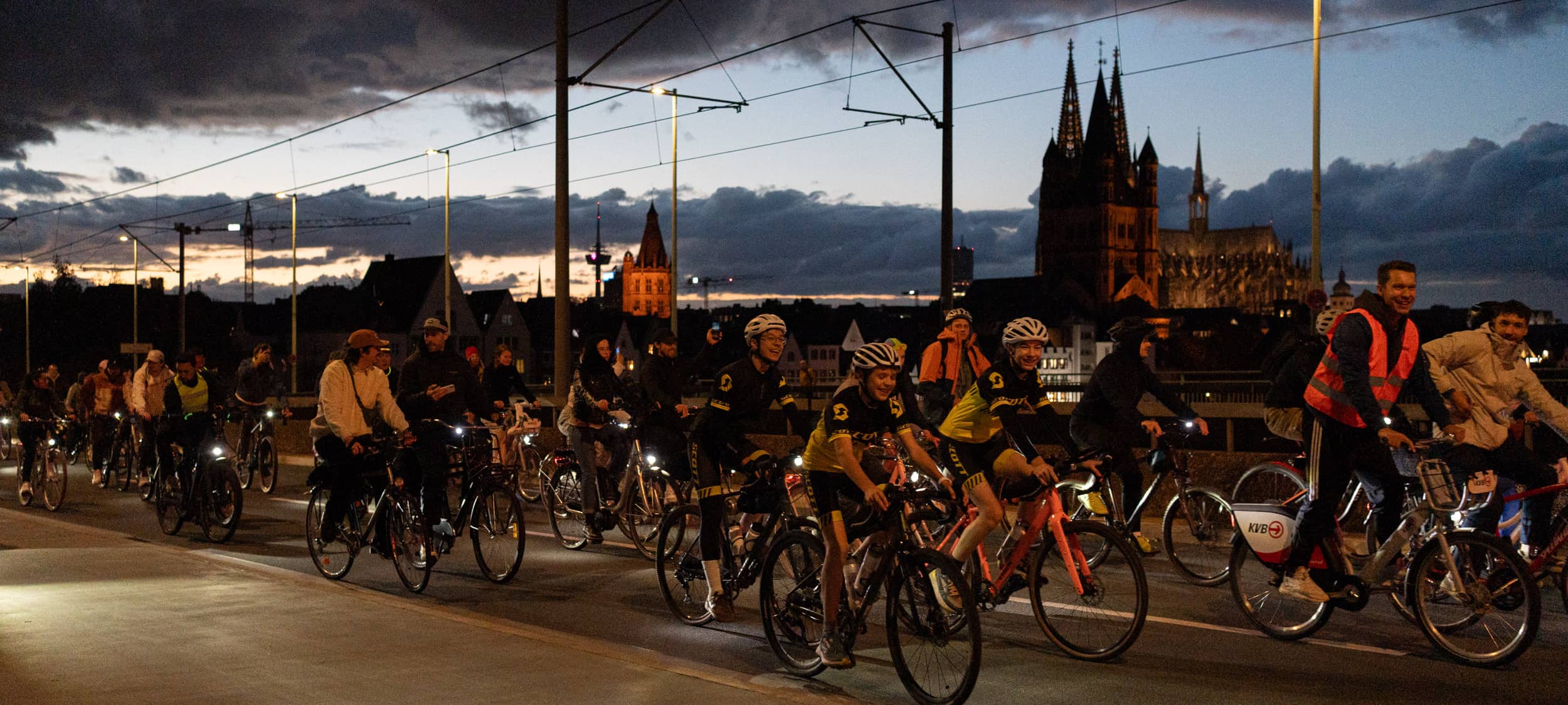 Fahrrad-Rave setzt Zeichen gegen Sparpläne
