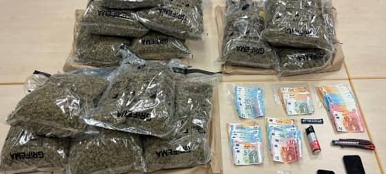 Kölner Polizei findet 13 kg Drogen in Auto an den Ringen