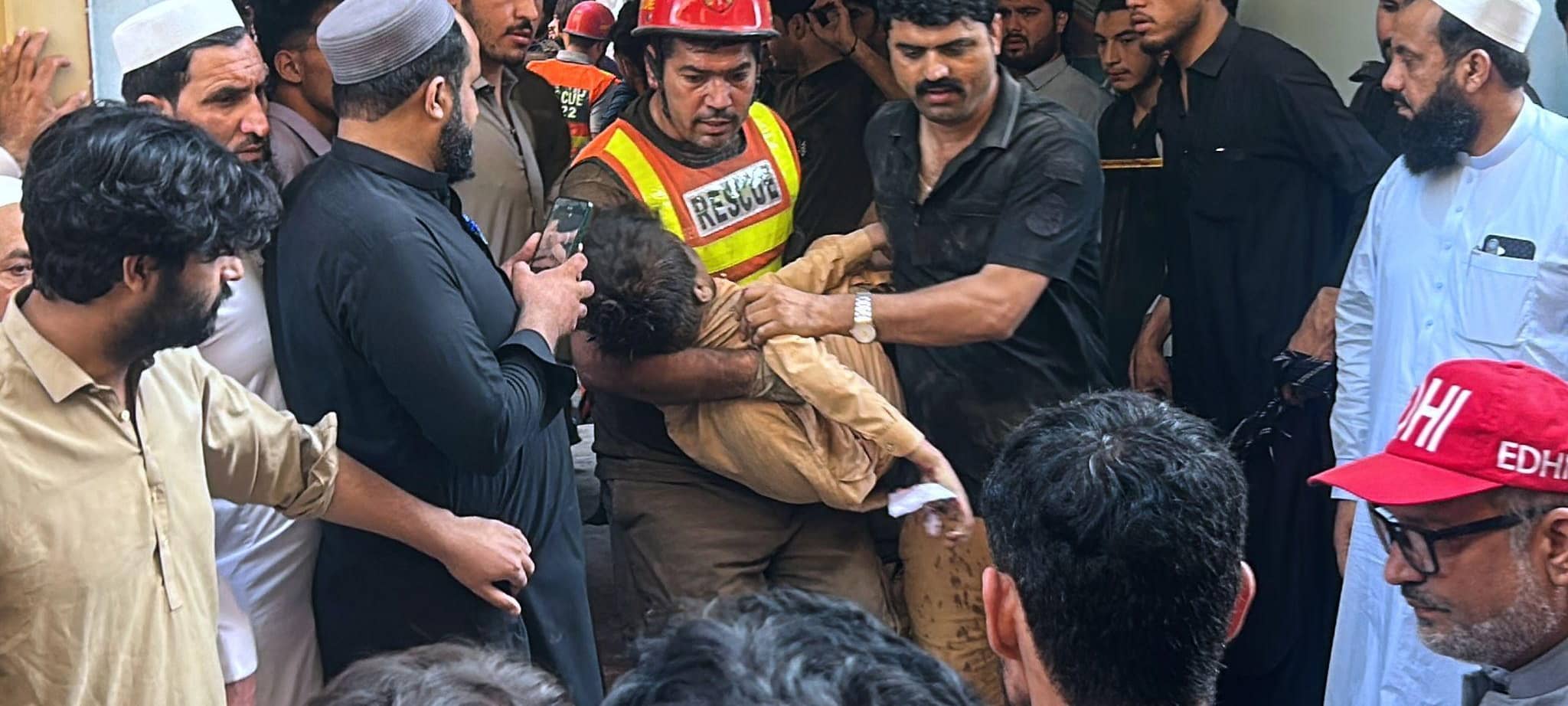 Schuldach in Pakistan stürzt ein