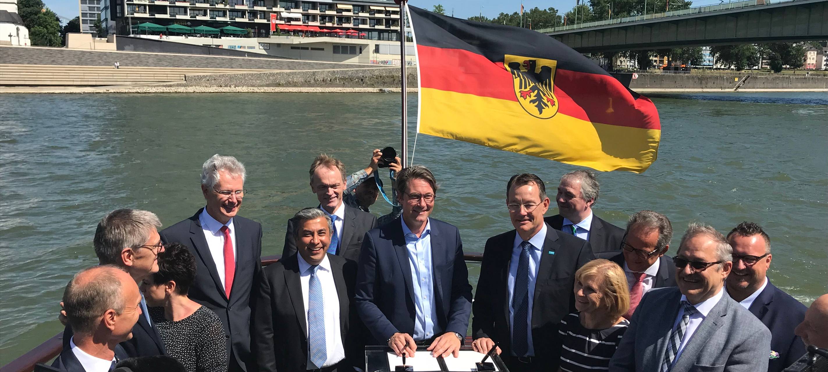 Scheuer auf dem Rhein: Scheuer unterschreibt Niedrigwasser-Pläne