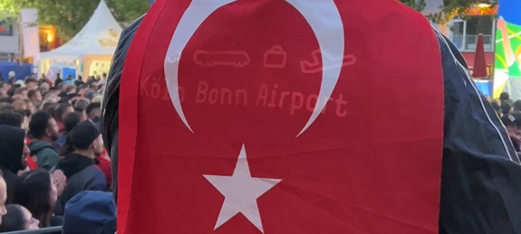 Türkischer Fußballfan beim Public Viewing