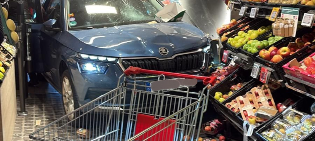 Auto landet in REWE-Markt