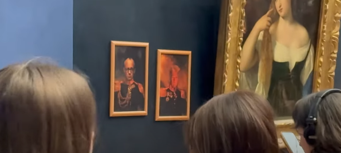 Kuriose Aktion: Kölner hängen Merz und Trump im Louvre auf